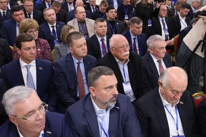 Зал с людьми